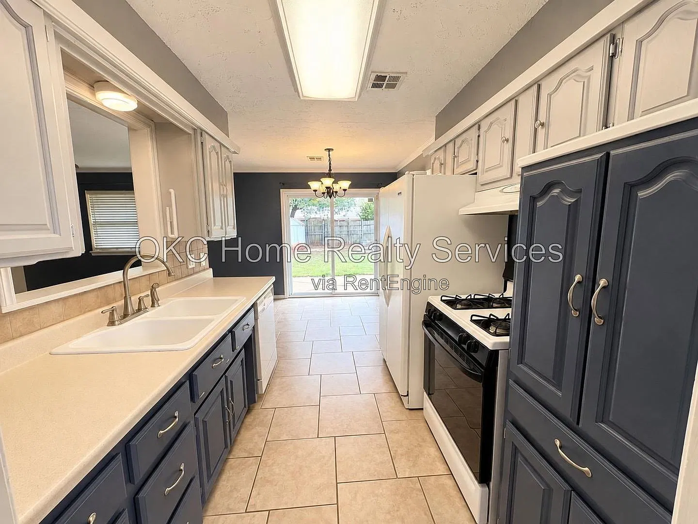 3 bed, 2.0 bath, 1035 sqft, $1,275 — Photo 2