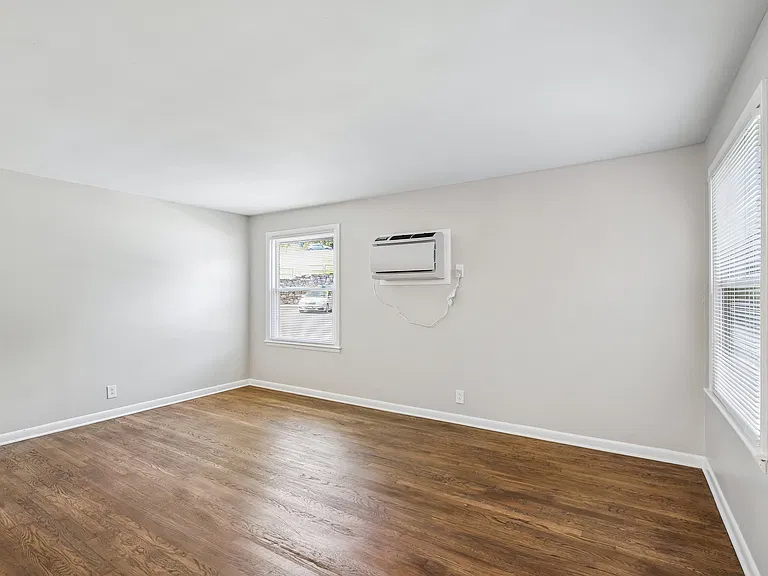 Roberts Park Apartments — Photo 19