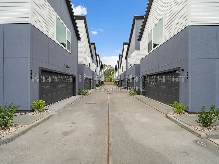 24 Bucan St #B — Photo 4