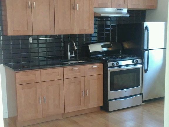 4th image of 7611 Myrtle Ave #1