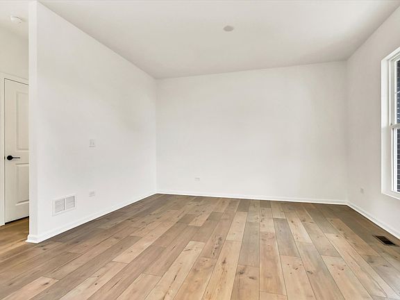 4th image of 202 Piper Glen Ave