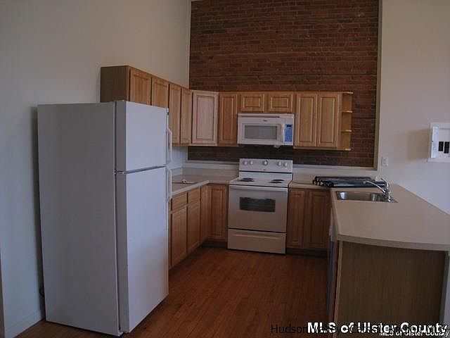 2nd image of 60 Vineyard Ave