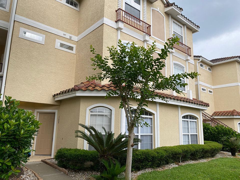 1st image of 700 Seabrook Ct Unit 102
