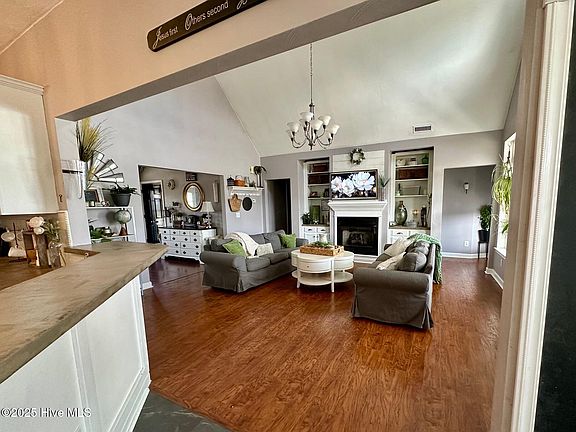 5th image of 118 Travis Boulevard