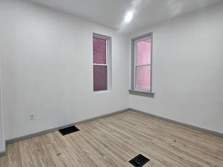 434 W Princess St — Photo 2