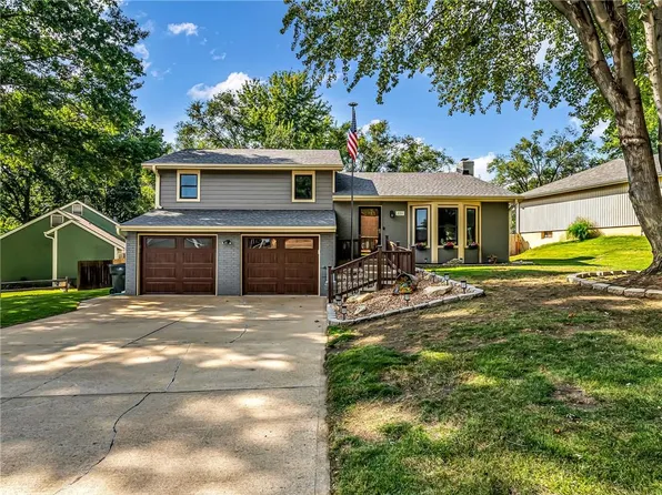 220 Crestview St, Lansing, KS 66043