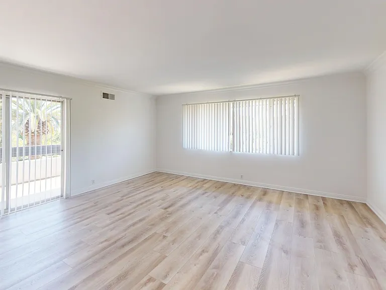 1021 Grove — Photo 9