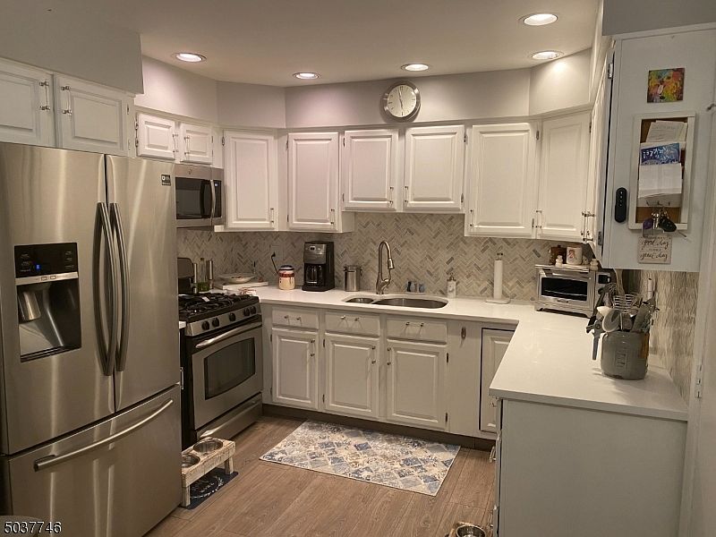 1st image of 204 HEIGHTS DR