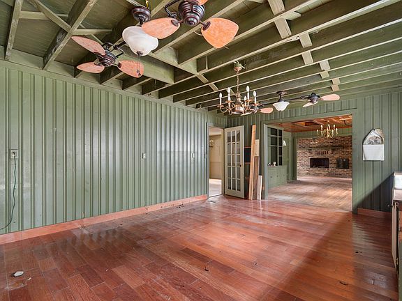 4th image of 402 Wilkinson St.