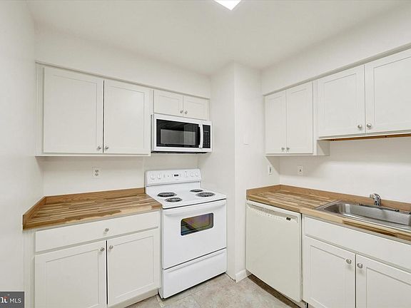 2nd image of 2007 Magnolia Woods Ct Unit B
