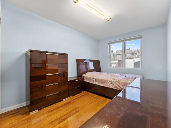 2881 Cropsey Avenue image 11 of 25