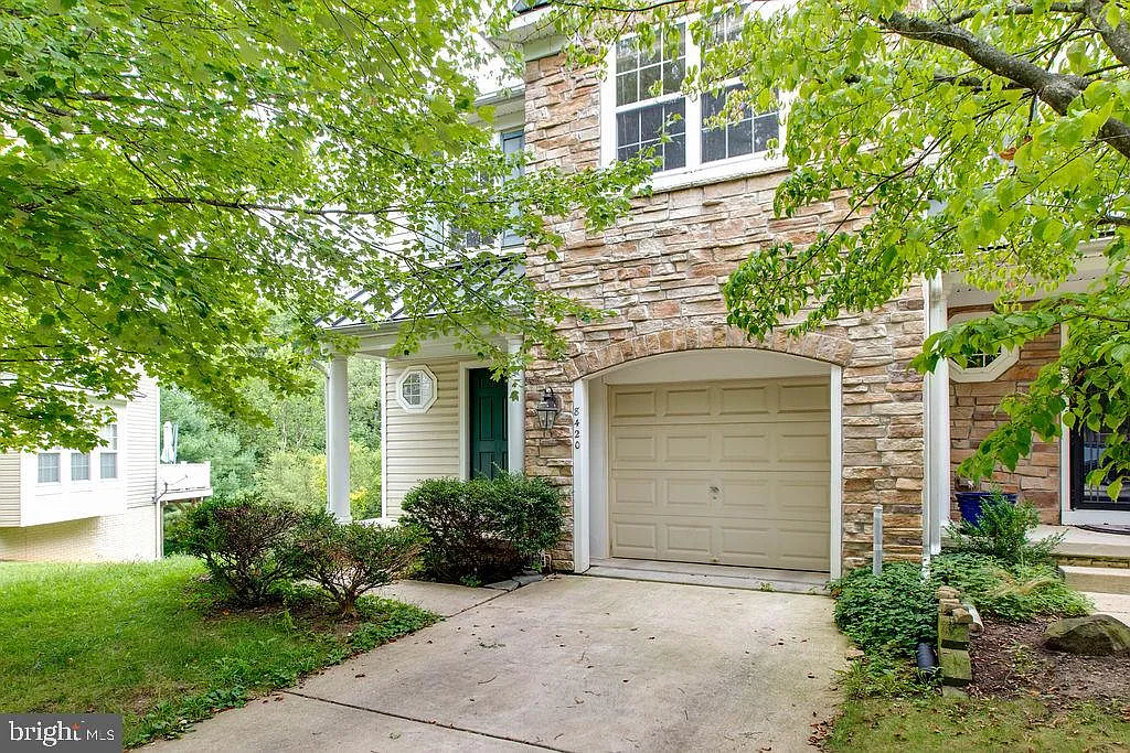 3 bed, 3.5 bath, 2572 sqft, $3,200 — Photo 1