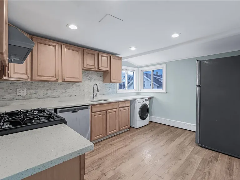 650 8th Ave #2 — Photo 4