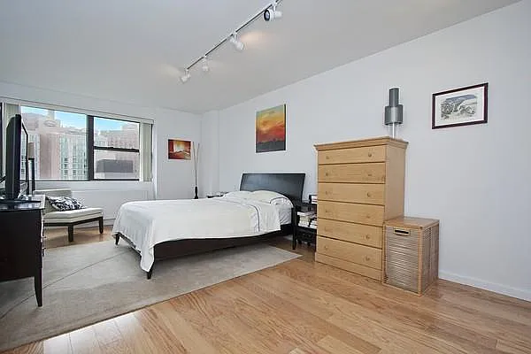 Rented by R New York | media 4