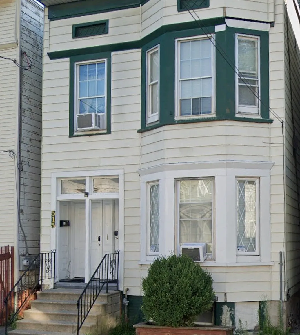4 bed, $1,950 — Photo 1