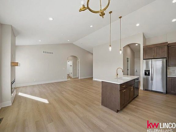 3rd image of 935 Santa Clara St