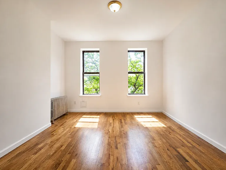 558 Seneca Ave #3R — Photo 1