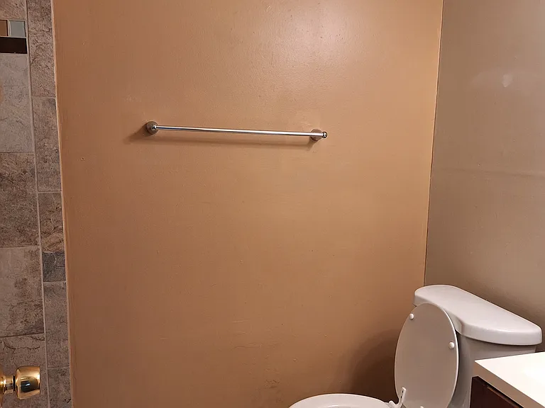 Hallway Bathroom off 2nd & 3rd BR