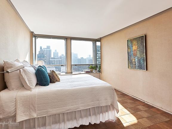3rd image of 300 E 33rd St APT 17A