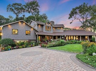 10 Avon Ct, Dix Hills, NY 11746