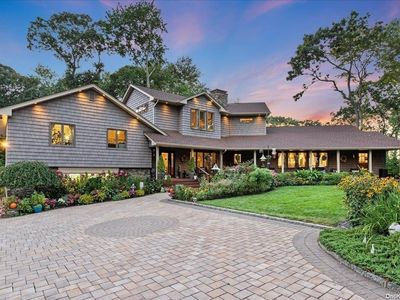 10 Avon Court, Dix Hills, NY, 11746