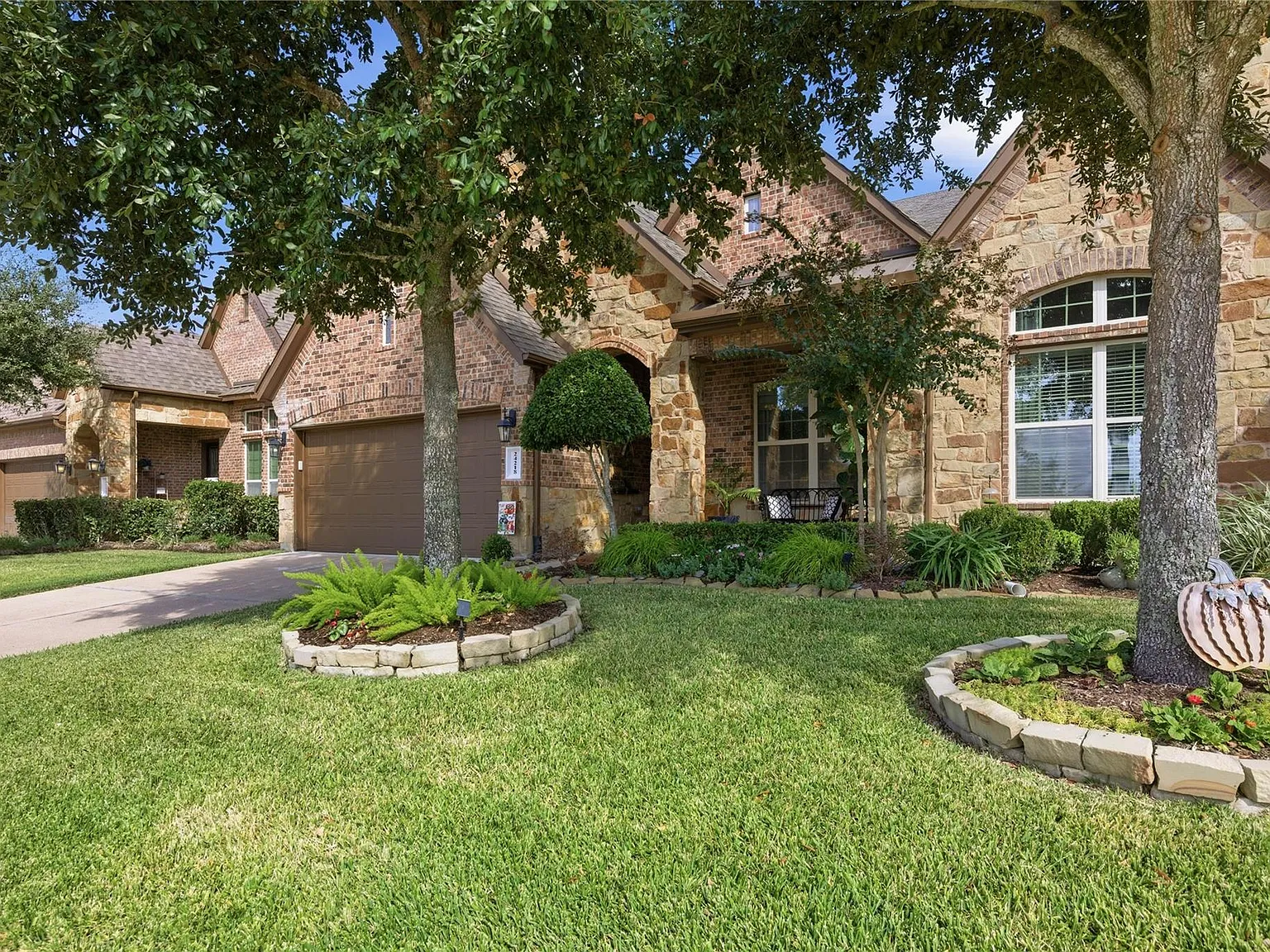 3 bed, 3.0 bath, 2857 sqft, $2,800 — Photo 2