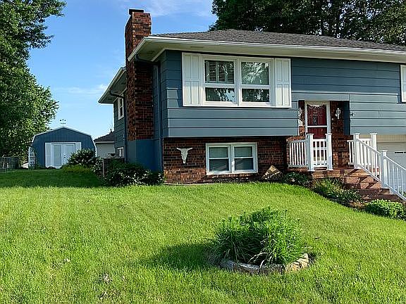 3rd image of 3202 Squire Ln