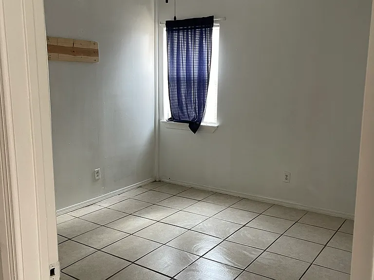 1008 Antonio St — Photo 7