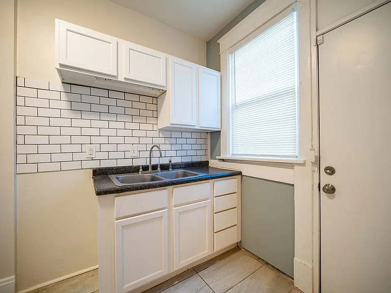 1006 McAllister Ave — Photo 2