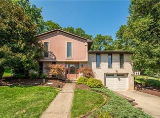 31 Farmcrest Dr, Cecil, PA 15321
