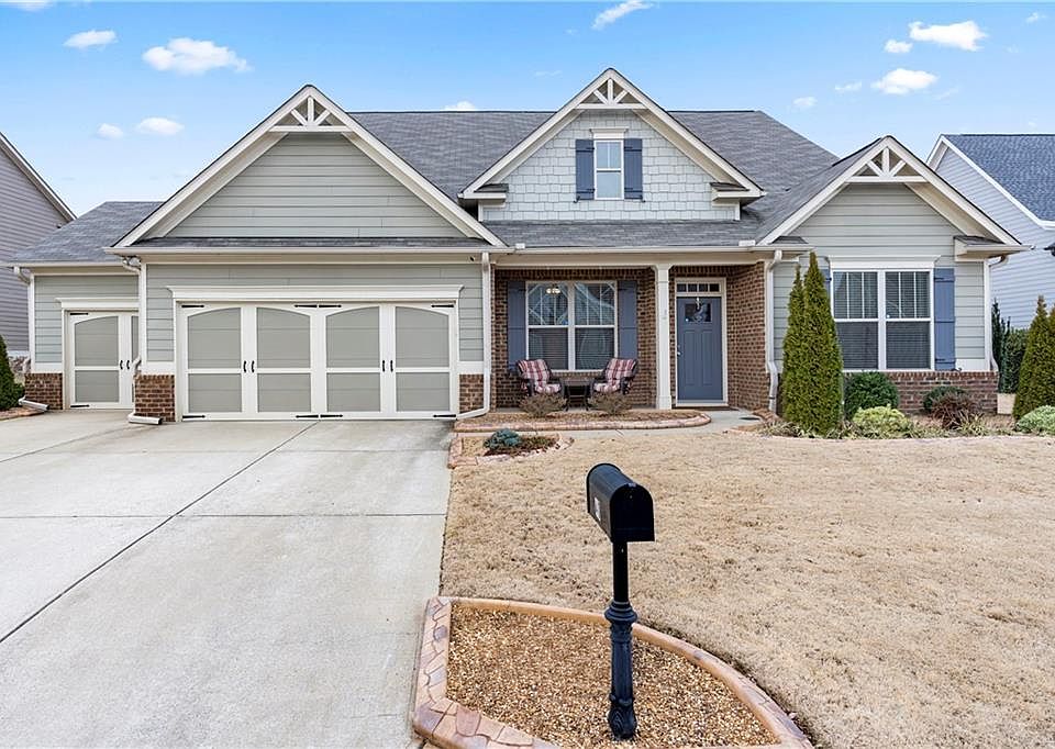 1st image of 40 Stately Oaks Dr SE