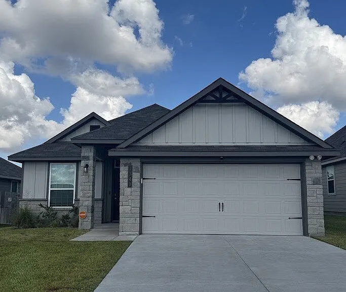 1340 Kingsgate Dr — Photo 1