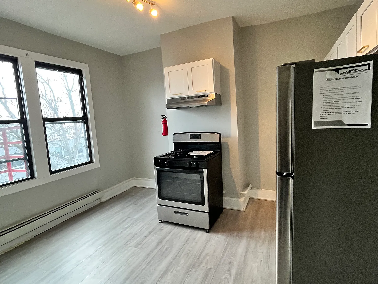 3 bed, 1000 sqft, $2,200 — Photo 2