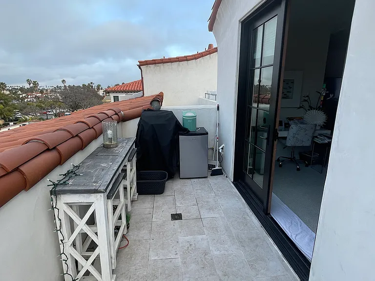 Balcony, view to ocean