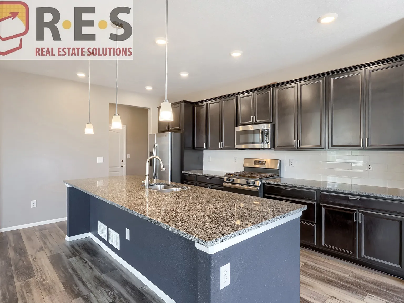 4 bed, 2.5 bath, 3948 sqft, $3,499 — Photo 2