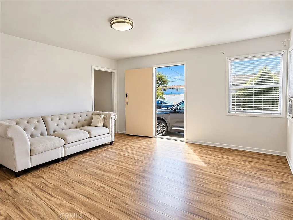 2 bed, 750 sqft, $2,200 — Photo 3