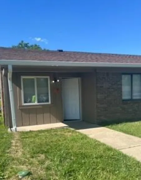 2855 Oxford Ln — Photo 1