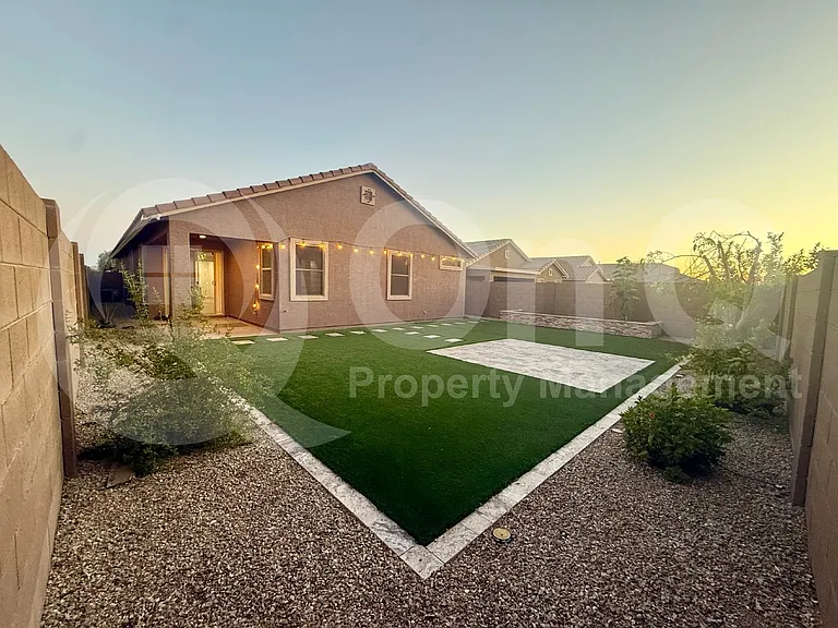 16416 W Saguaro Park Ln — Photo 2