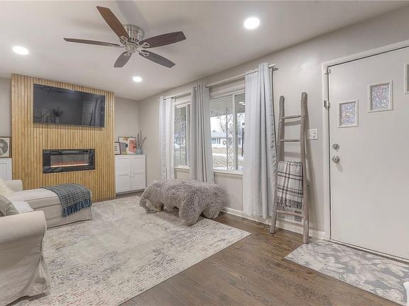 3rd image of 10809 Lewis Ave