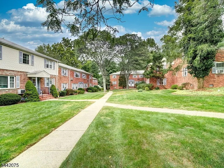 28 Wedgewood Dr #42 — Photo 18