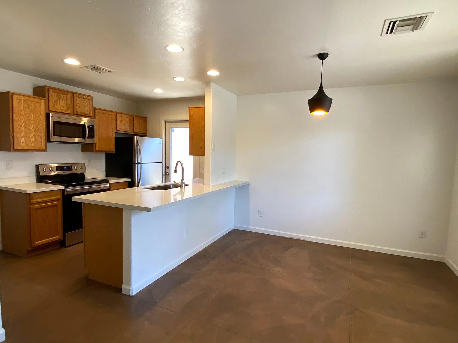 6 bed, 2200 sqft, $5,000 — Photo 2