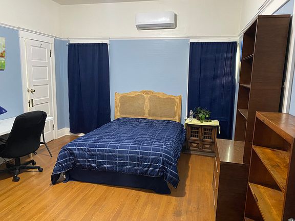 5th image of 2713 S La Salle Ave