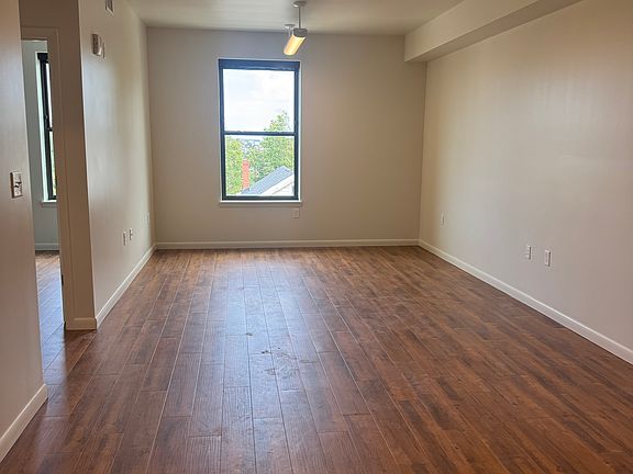 5th image of 304 Cedarhurst St
