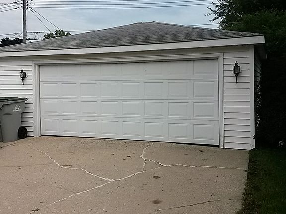 2+ Car Garage w/ Door Opener