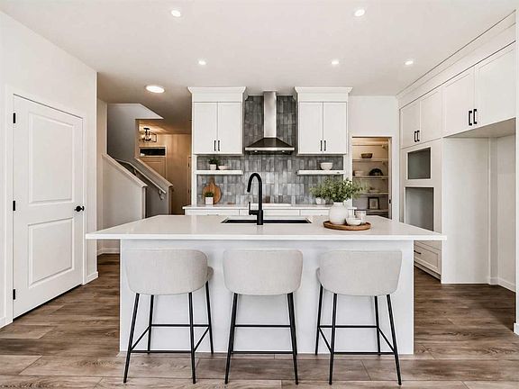 3rd image of 310 S Montrose Cres SE