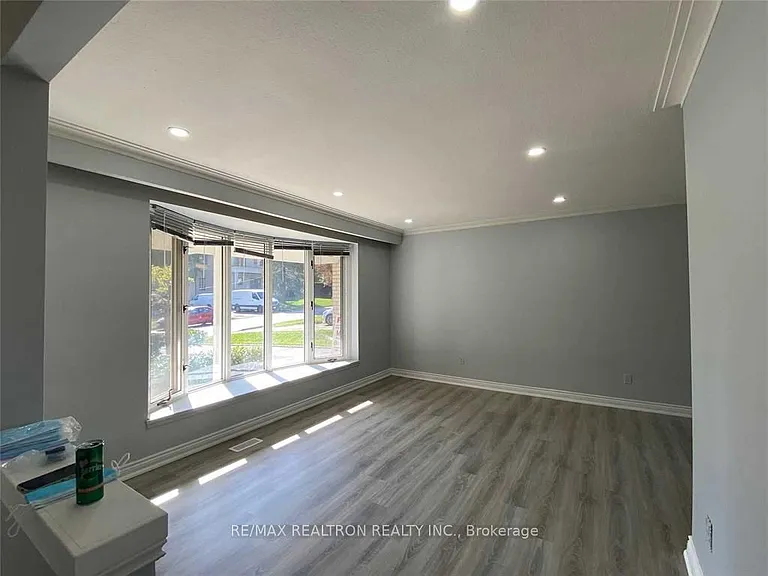 1 Sherwood Forest Dr — Photo 2