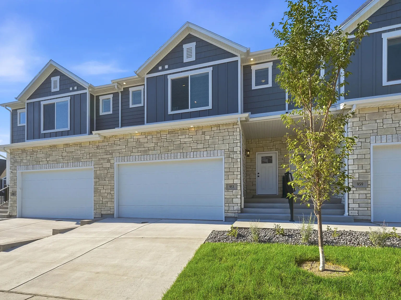 4 bed, 3.5 bath, 2282 sqft, $2,699 — Photo 2