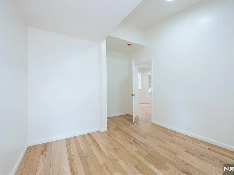 231 Waverly Pl — Photo 25