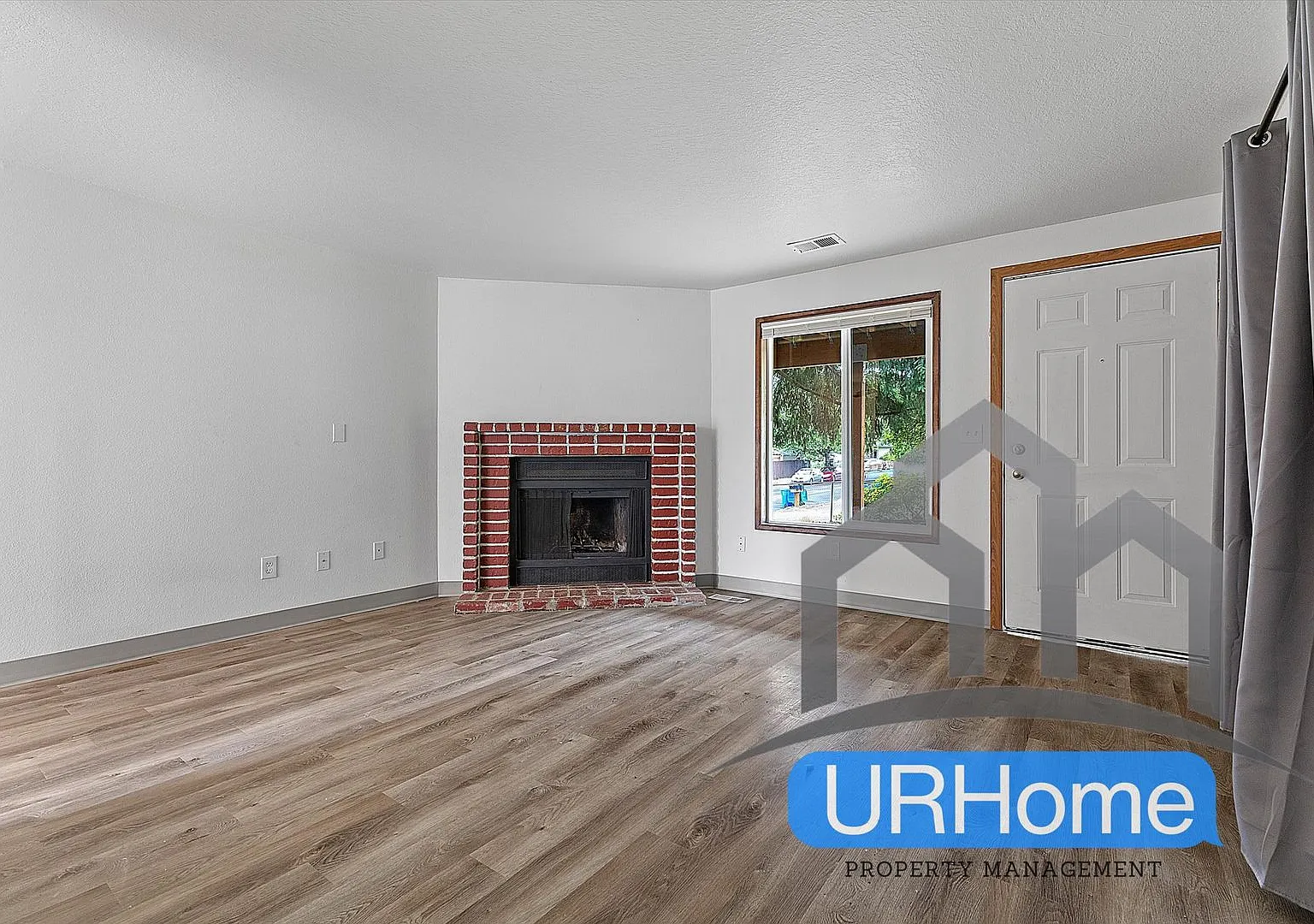 Spacious 2BR Home in SE Portland Pet-Friendly & Move-In Ready! — Photo 2