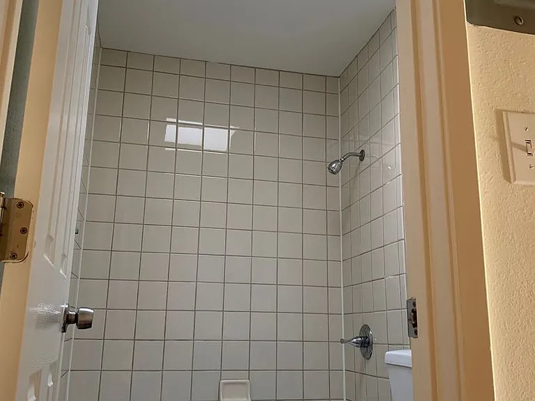 Hollywood Villa Apts. — Photo 4